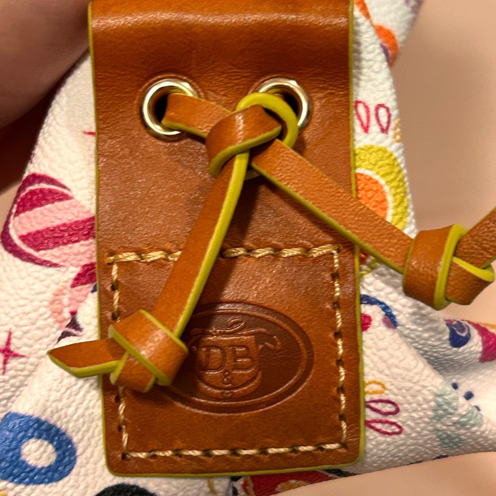 Dooney & Bourke *AP* 2019 EPCOT INTERNATIONAL FLOWER AND GARDEN FESTIVAL - Picture 7 of 16